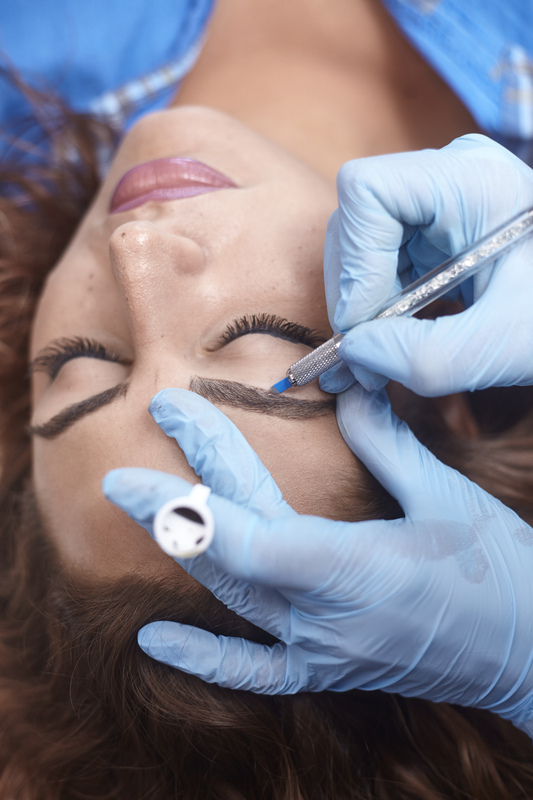 Microblading Augenbrauen Tattoo.